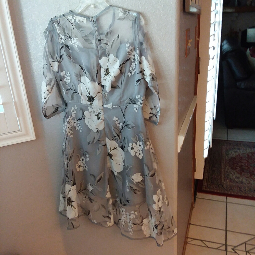 NWOT DRESS - Picture 2 of 4